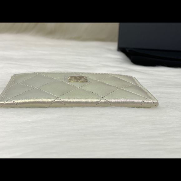 [SOLD] Chanel Ivory Iridescent Quilted Card Holder - Picture 7 of 15